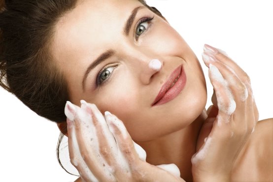 Face Washing Mistakes That Can Age You